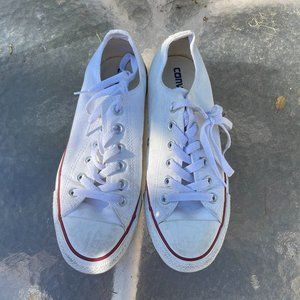 White low top Converse sz 8 EUC